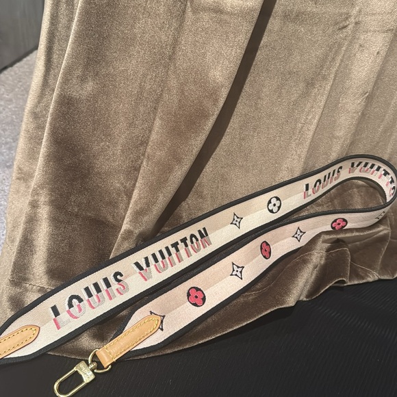 LOUIS VUITTON Diane Satchel - Picture 9 of 11